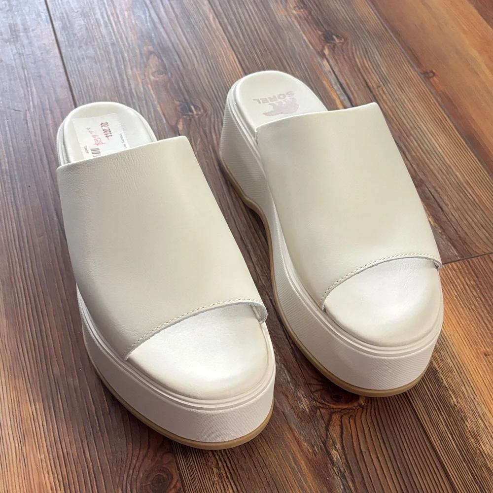 Sorel Dayspring Slide sandals in the color Chalk/Cream size 7.5 New in box